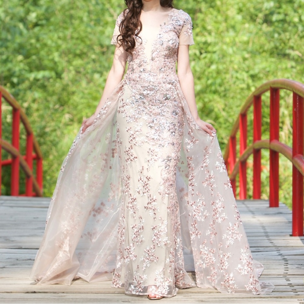 Beautiful dress worn one time. It is in perfect condition. Very elegant!!! - Picture 2 of 2